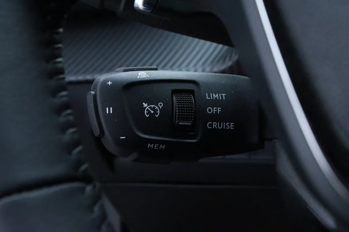 Hybrid 145 Allure | Adaptieve Cruise | 360 Camera | Navigatie | Carplay | Climate | Keyless | 17 Inch | Dodehoekbewaking
