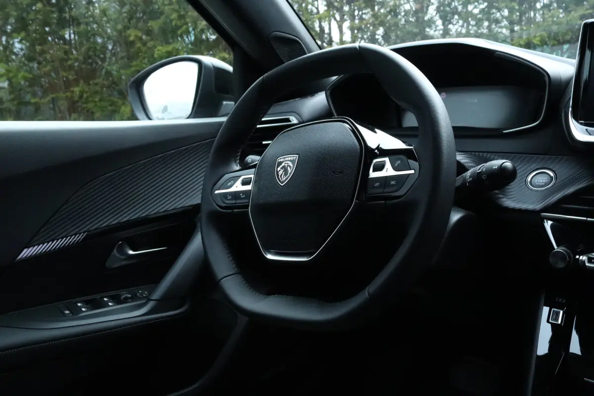 Hybrid 145 Allure | Adaptieve Cruise | 360 Camera | Navigatie | Carplay | Climate | Keyless | 17 Inch | Dodehoekbewaking