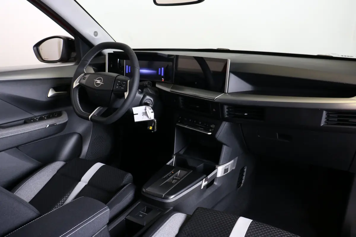 GS 44 kWh | Navi | Verw. stoelen en stuur | Camera | LMV 17" | Aplle carplay | DAB | AGR-stoelen | LED koplampen |