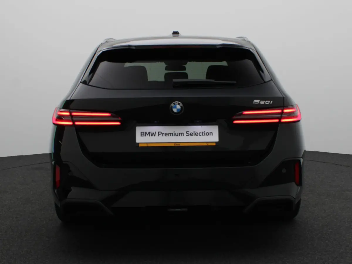 520i M Sportpakket Pro | Iconic Glow | Panoramadak | Trekhaak | Travel Pack | Innovation Pack | Comfort Pack | Showroom Selection