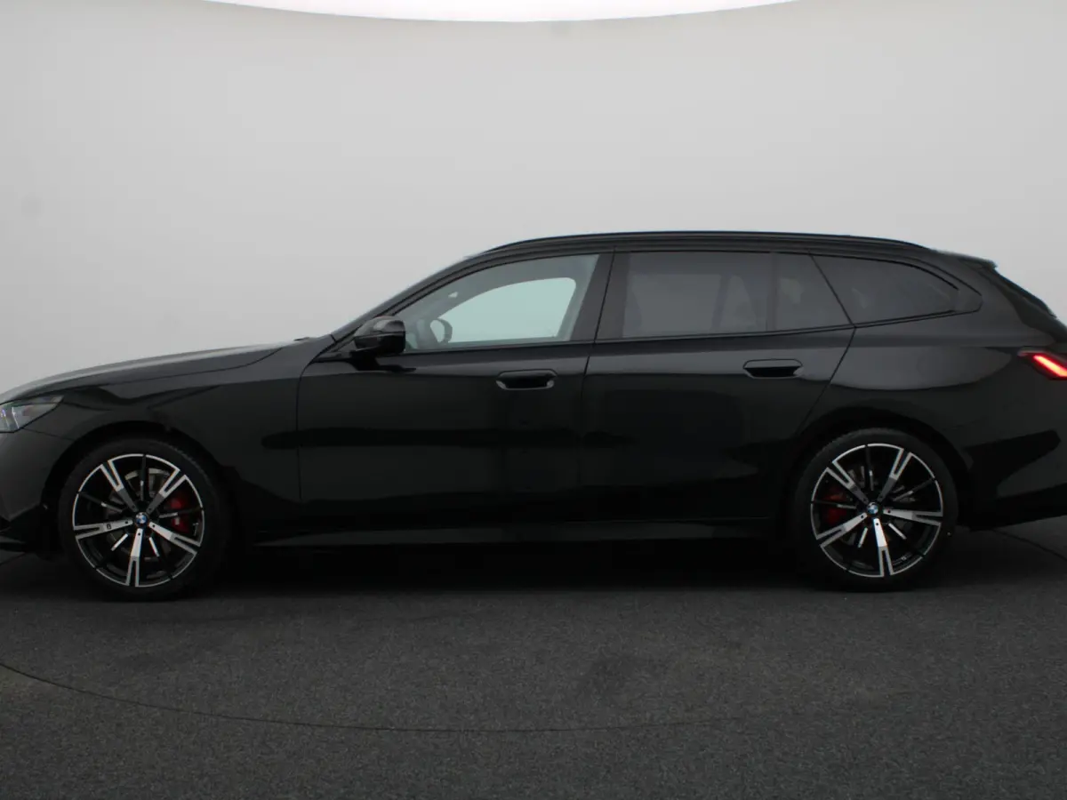 520i M Sportpakket Pro | Iconic Glow | Panoramadak | Trekhaak | Travel Pack | Innovation Pack | Comfort Pack | Showroom Selection