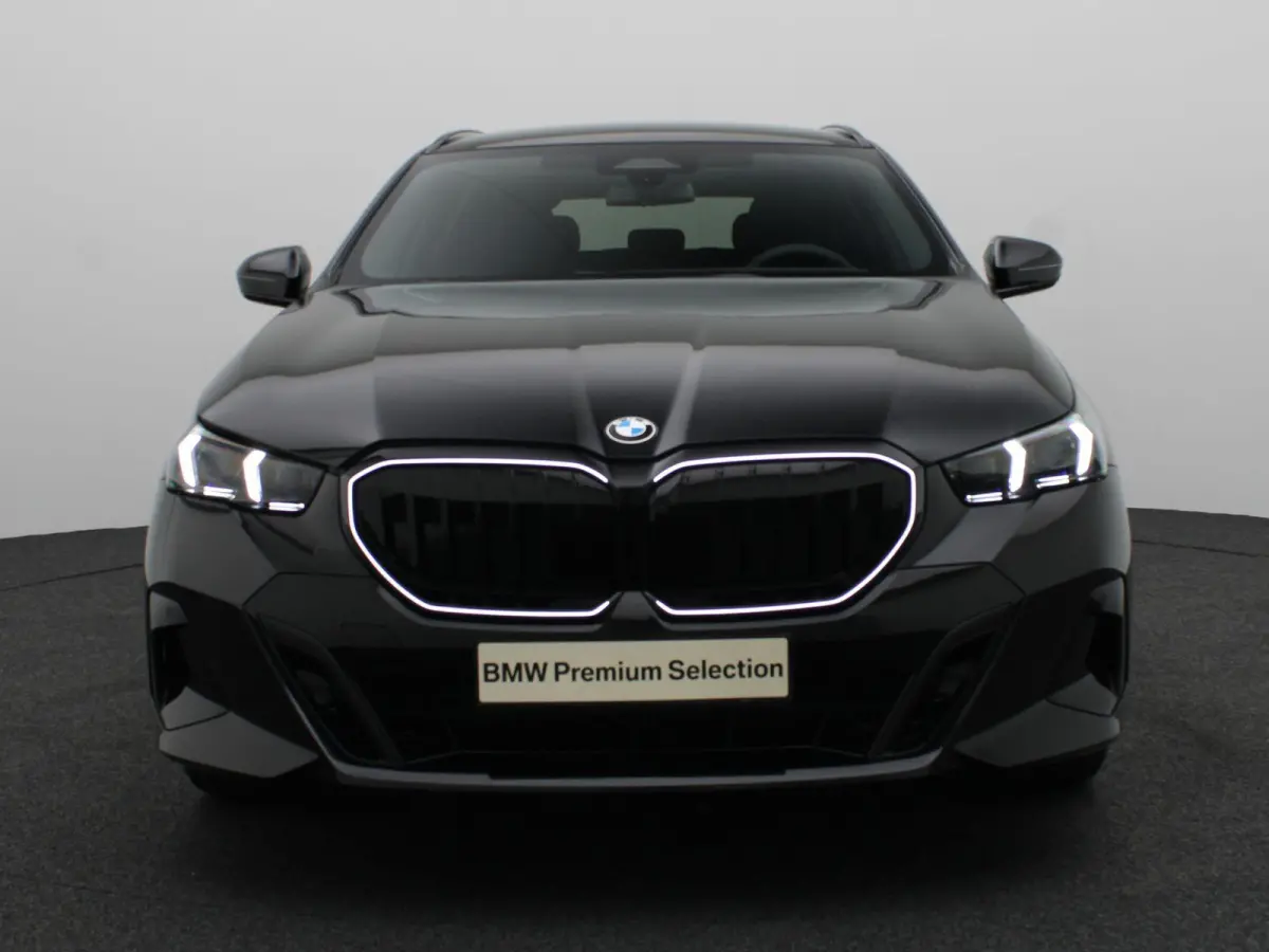 520i M Sportpakket Pro | Iconic Glow | Panoramadak | Trekhaak | Travel Pack | Innovation Pack | Comfort Pack | Showroom Selection