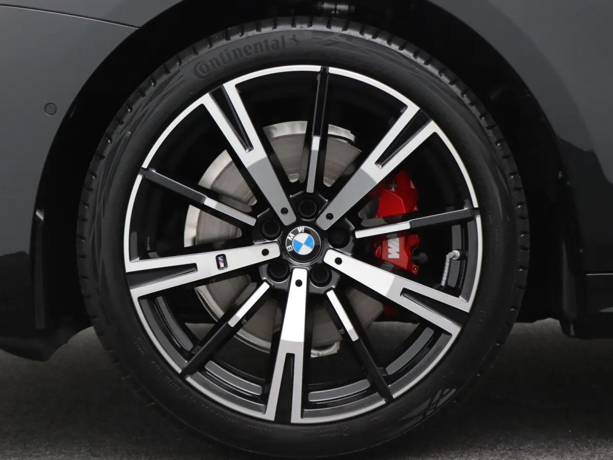 520i M Sportpakket Pro | Iconic Glow | Panoramadak | Trekhaak | Travel Pack | Innovation Pack | Comfort Pack | Showroom Selection