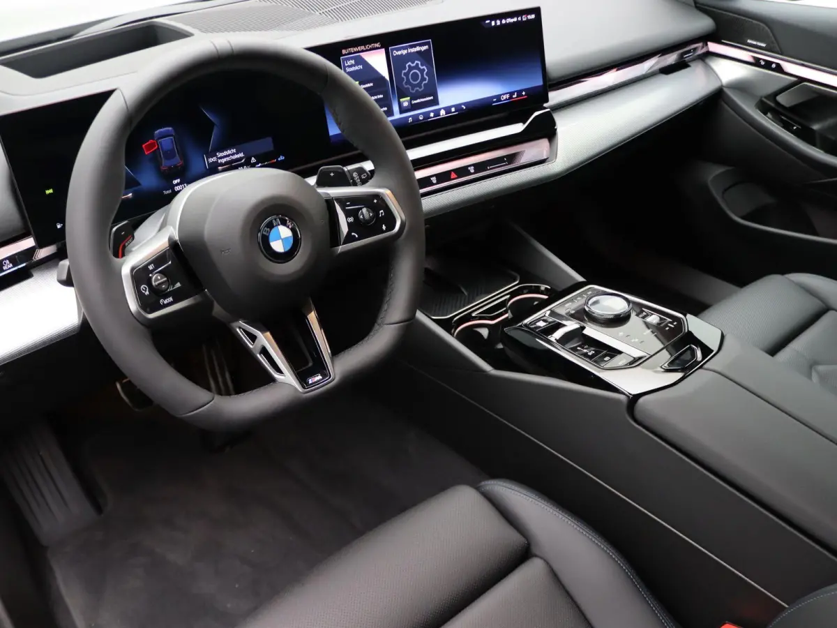 520i M Sportpakket Pro | Iconic Glow | Panoramadak | Trekhaak | Travel Pack | Innovation Pack | Comfort Pack | Showroom Selection