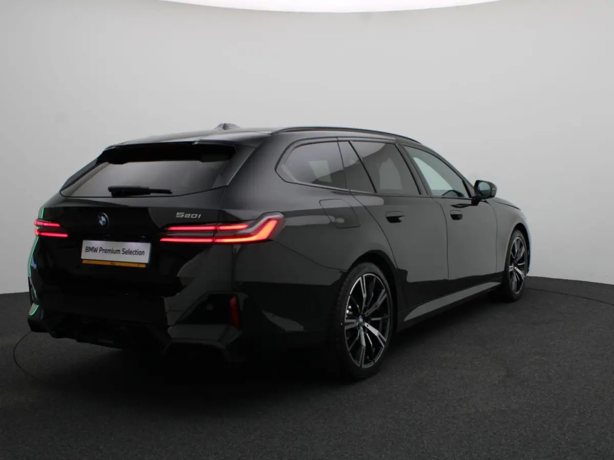 520i M Sportpakket Pro | Iconic Glow | Panoramadak | Trekhaak | Travel Pack | Innovation Pack | Comfort Pack | Showroom Selection