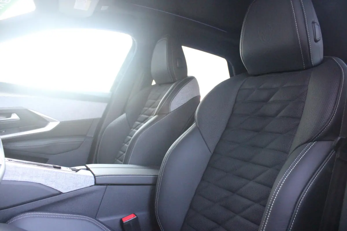 1.6 plug-in Hybrid 195 GT **NIEUW** | NAPPA LEDEREN BEKLEDING DONKERGRIJS | PANORAMISCH SCHUIF/KANTEL DAK | FOCAL AUDIO SYSTEM | TREKHAAK MET AFNEEMBARE KOGEL | ELEKTRISCH BEDIENBARE VOORSTO