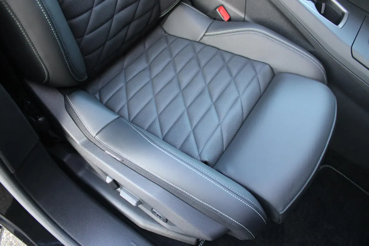 1.6 plug-in Hybrid 195 GT **NIEUW** | NAPPA LEDEREN BEKLEDING DONKERGRIJS | PANORAMISCH SCHUIF/KANTEL DAK | FOCAL AUDIO SYSTEM | TREKHAAK MET AFNEEMBARE KOGEL | ELEKTRISCH BEDIENBARE VOORSTO