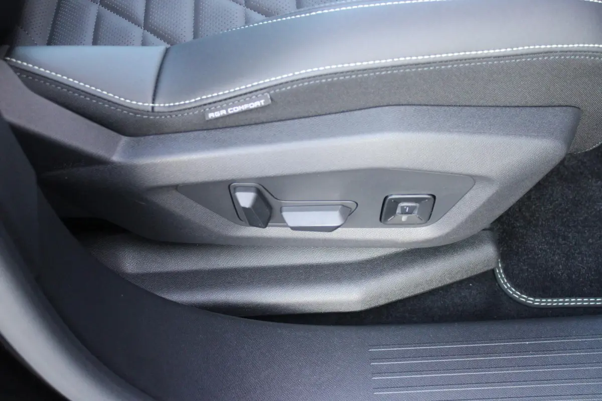 1.6 plug-in Hybrid 195 GT **NIEUW** | NAPPA LEDEREN BEKLEDING DONKERGRIJS | PANORAMISCH SCHUIF/KANTEL DAK | FOCAL AUDIO SYSTEM | TREKHAAK MET AFNEEMBARE KOGEL | ELEKTRISCH BEDIENBARE VOORSTO