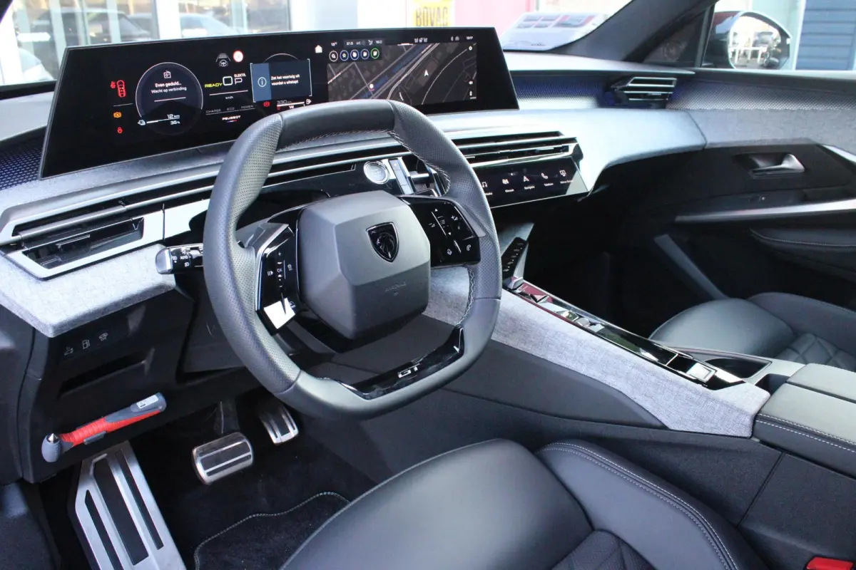 1.6 plug-in Hybrid 195 GT **NIEUW** | NAPPA LEDEREN BEKLEDING DONKERGRIJS | PANORAMISCH SCHUIF/KANTEL DAK | FOCAL AUDIO SYSTEM | TREKHAAK MET AFNEEMBARE KOGEL | ELEKTRISCH BEDIENBARE VOORSTO