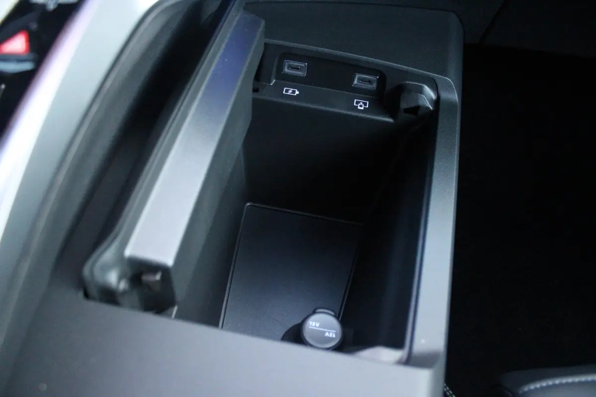 1.6 plug-in Hybrid 195 GT **NIEUW** | NAPPA LEDEREN BEKLEDING DONKERGRIJS | PANORAMISCH SCHUIF/KANTEL DAK | FOCAL AUDIO SYSTEM | TREKHAAK MET AFNEEMBARE KOGEL | ELEKTRISCH BEDIENBARE VOORSTO