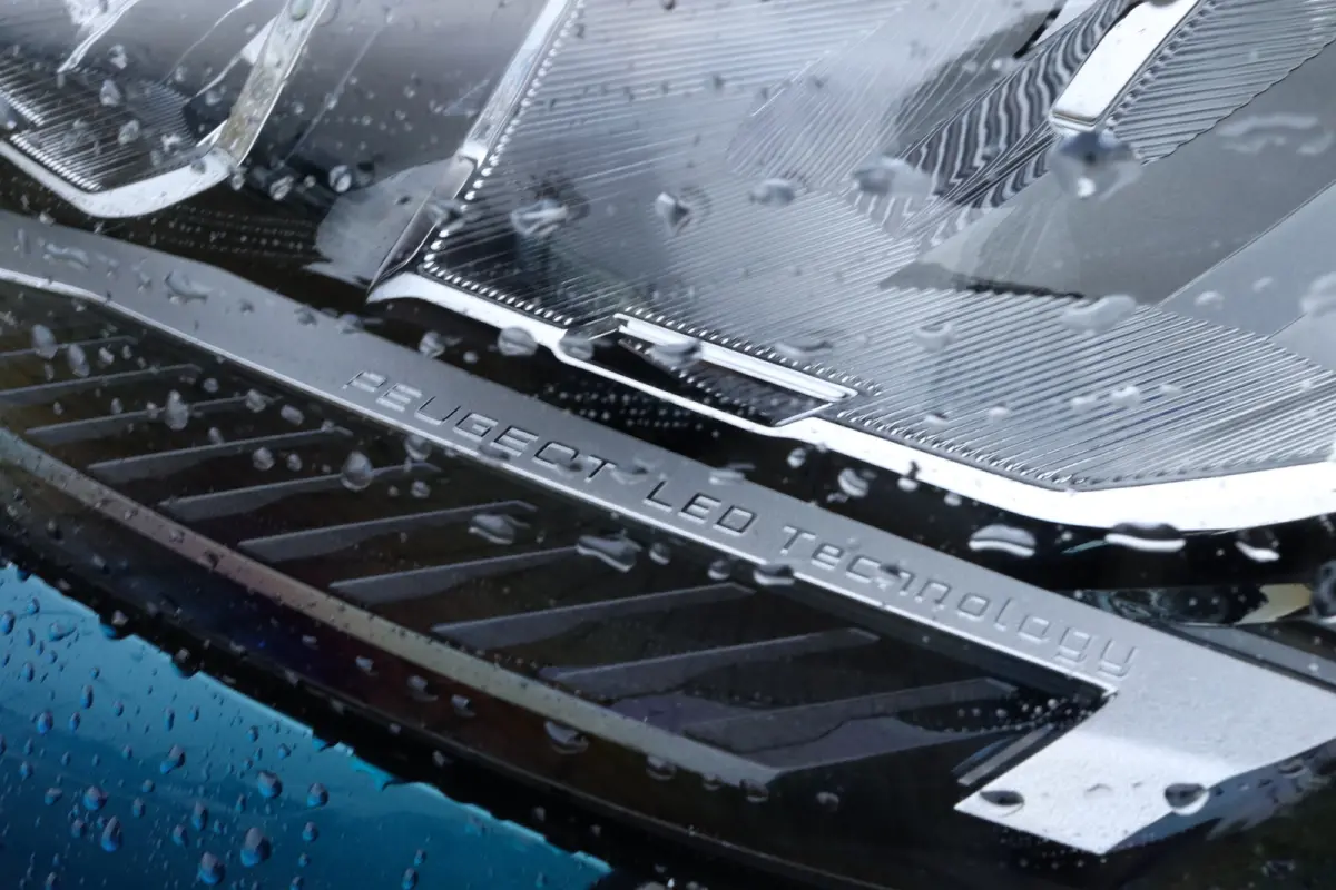 1.2 Hybrid 145 e-DCS6 Allure | Adaptieve Cruise | AGR | Stuur+Stoelverwarming | Camera | Keyless | Navi | Carplay