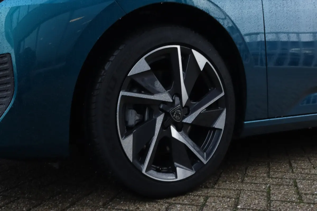 1.2 Hybrid 145 e-DCS6 Allure | Adaptieve Cruise | AGR | Stuur+Stoelverwarming | Camera | Keyless | Navi | Carplay