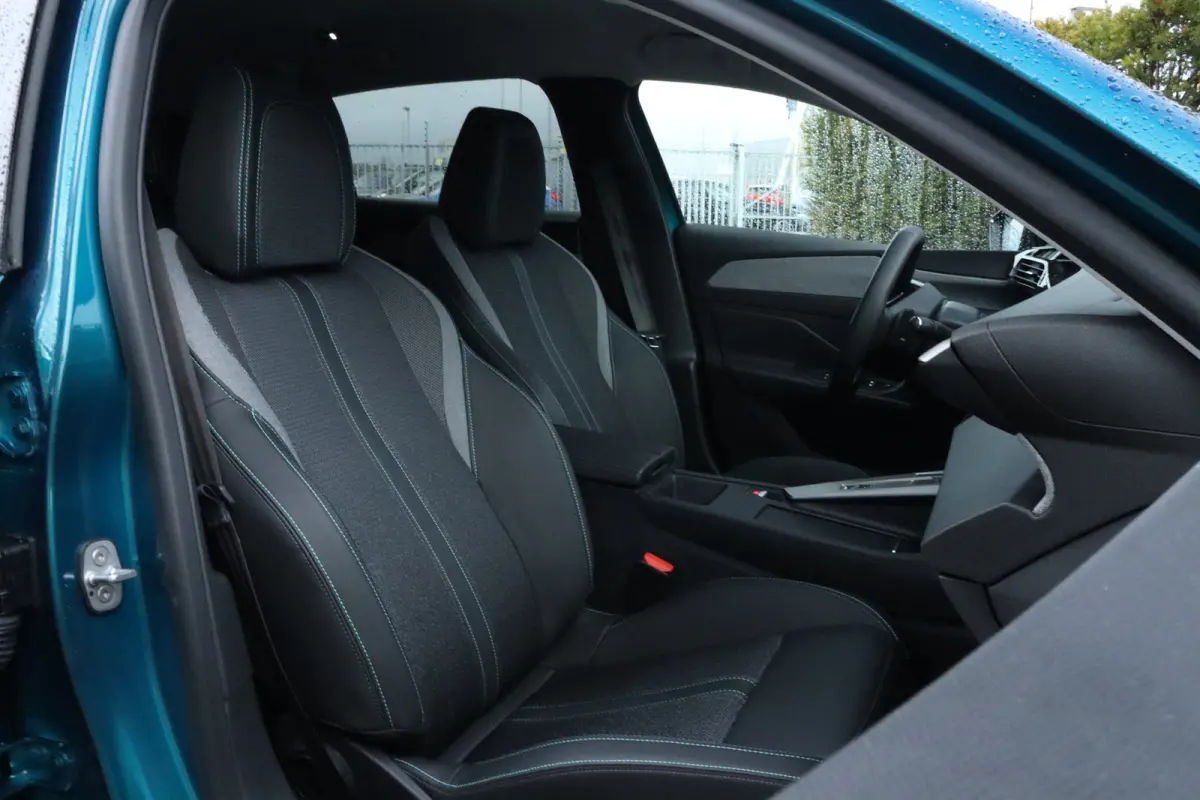 1.2 Hybrid 145 e-DCS6 Allure | Adaptieve Cruise | AGR | Stuur+Stoelverwarming | Camera | Keyless | Navi | Carplay