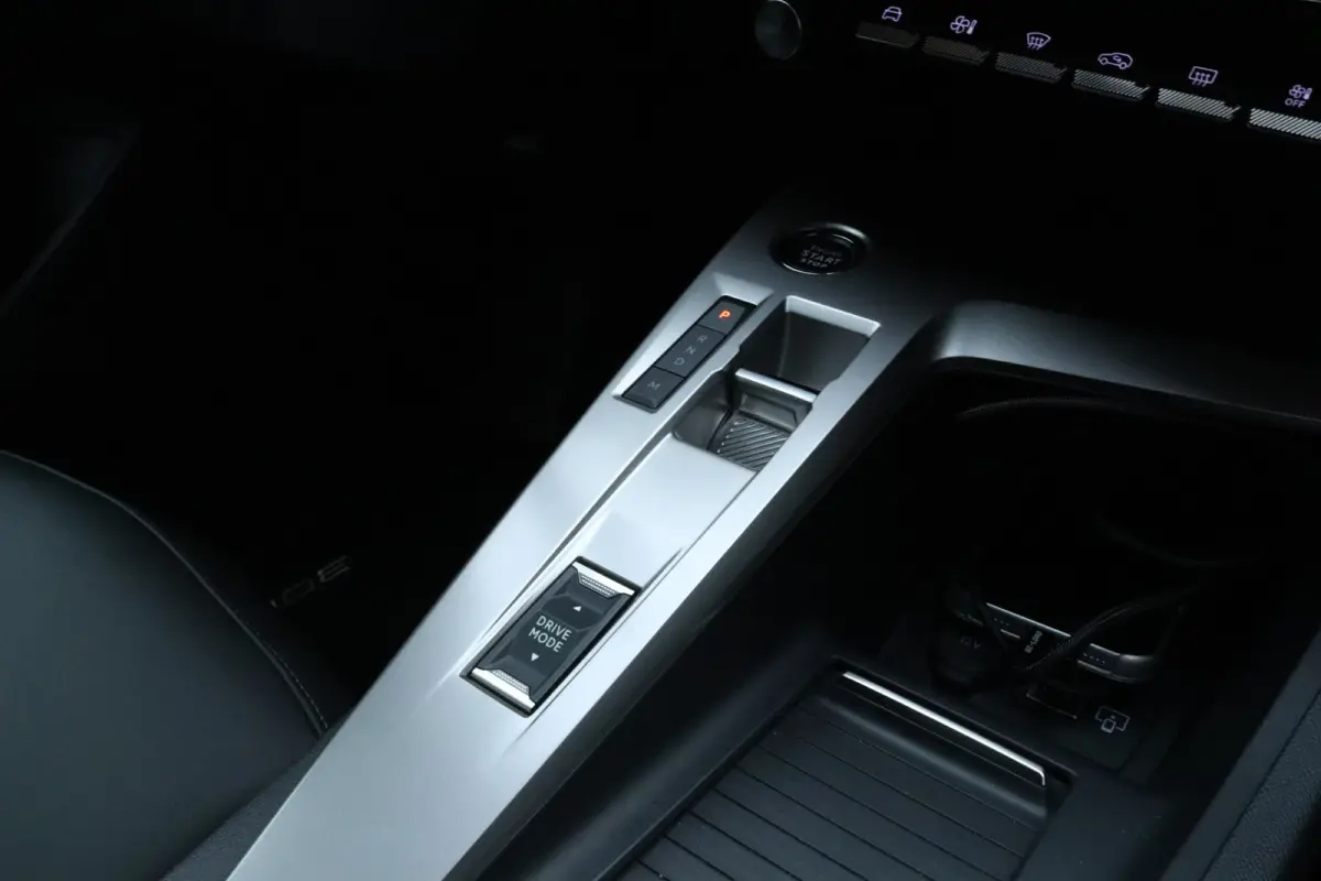 1.2 Hybrid 145 e-DCS6 Allure | Adaptieve Cruise | AGR | Stuur+Stoelverwarming | Camera | Keyless | Navi | Carplay