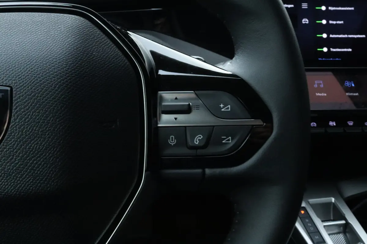 1.2 Hybrid 145 e-DCS6 Allure | Adaptieve Cruise | AGR | Stuur+Stoelverwarming | Camera | Keyless | Navi | Carplay