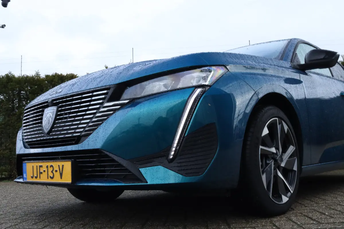 1.2 Hybrid 145 e-DCS6 Allure | Adaptieve Cruise | AGR | Stuur+Stoelverwarming | Camera | Keyless | Navi | Carplay