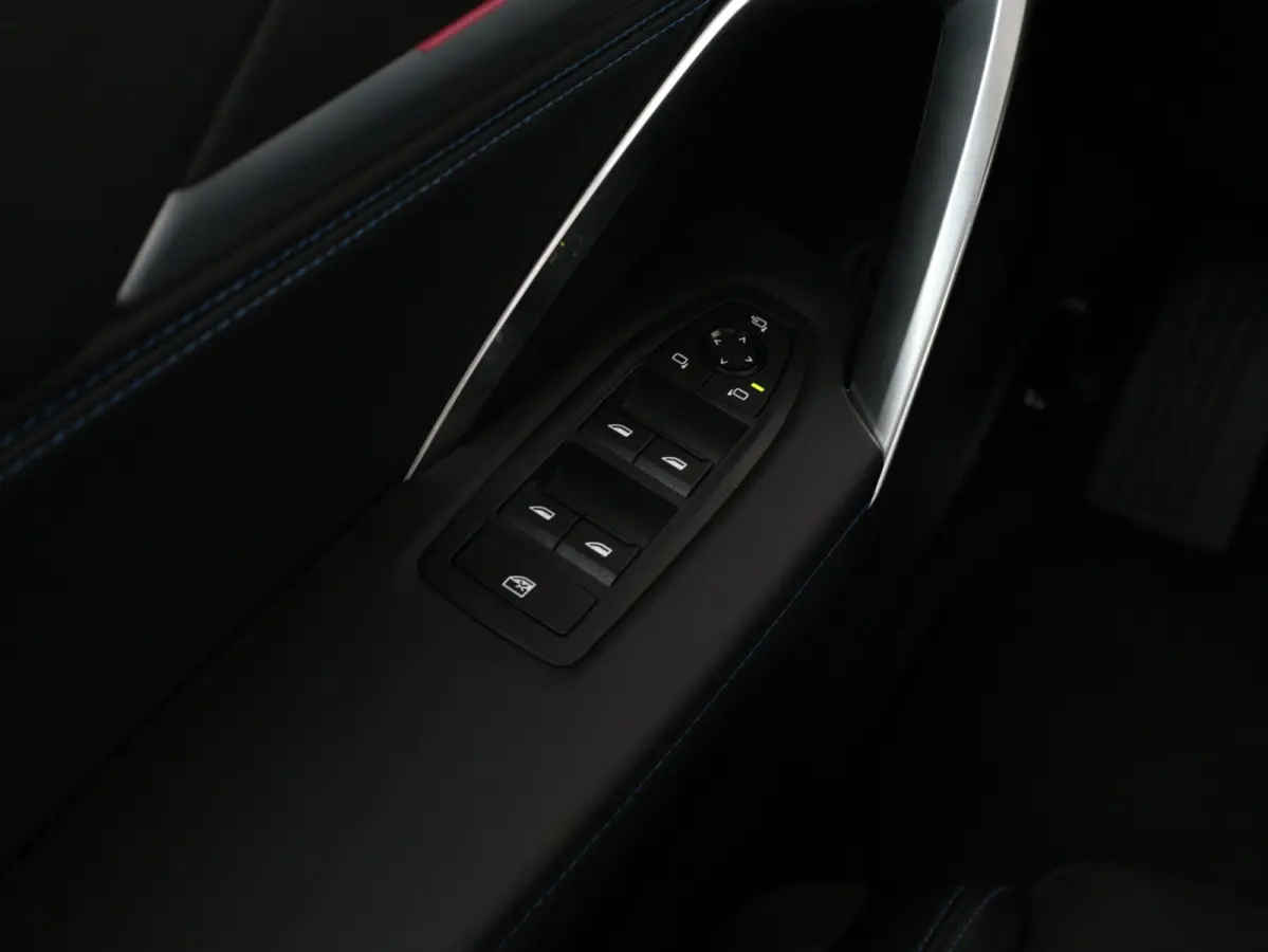 sDrive20i M Sportpakket/ Stuurwielrand verwarmd/ Comfort Access/ Achteruitrijcamera/ Panoramadak/ Sportstoelen/ Stoelverwarming/ Driving Assistant Plus /