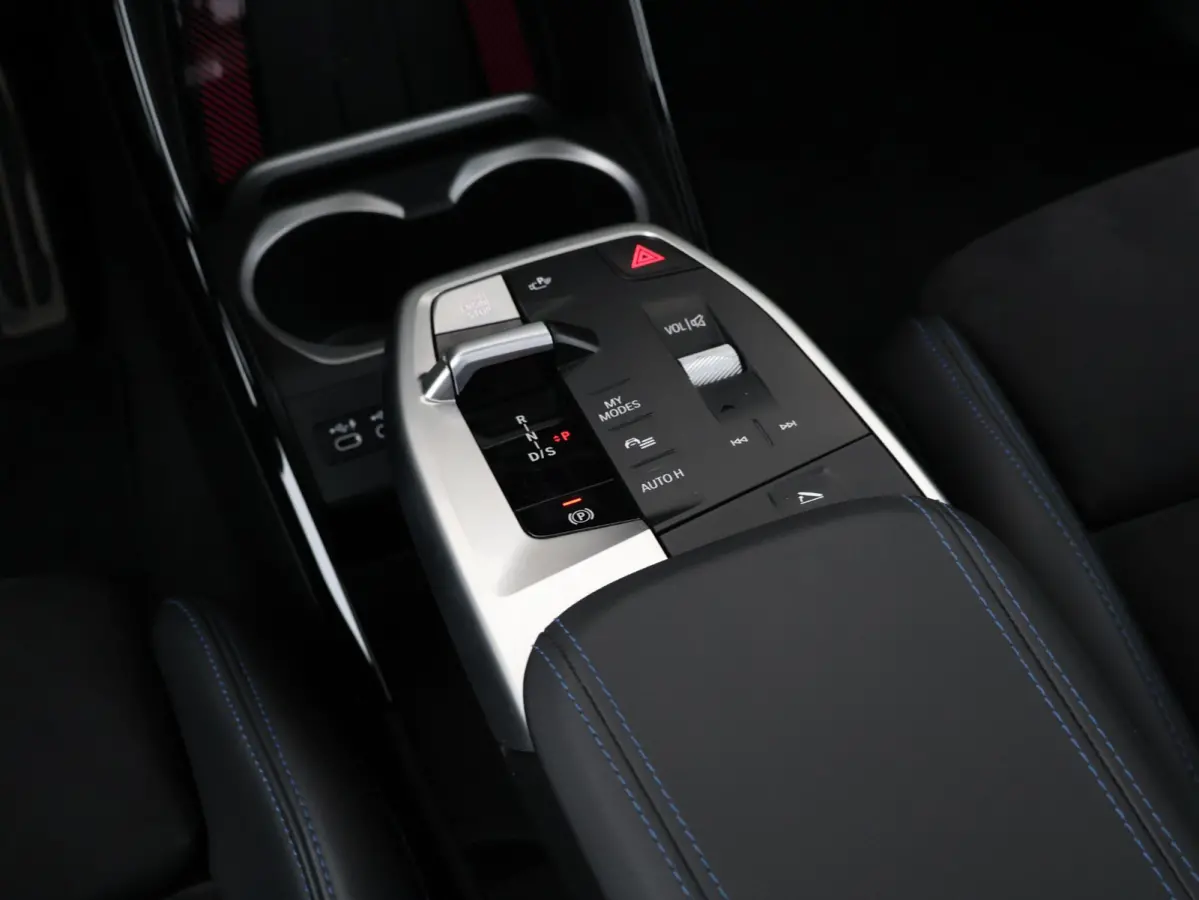 sDrive20i M Sportpakket/ Stuurwielrand verwarmd/ Comfort Access/ Achteruitrijcamera/ Panoramadak/ Sportstoelen/ Stoelverwarming/ Driving Assistant Plus /
