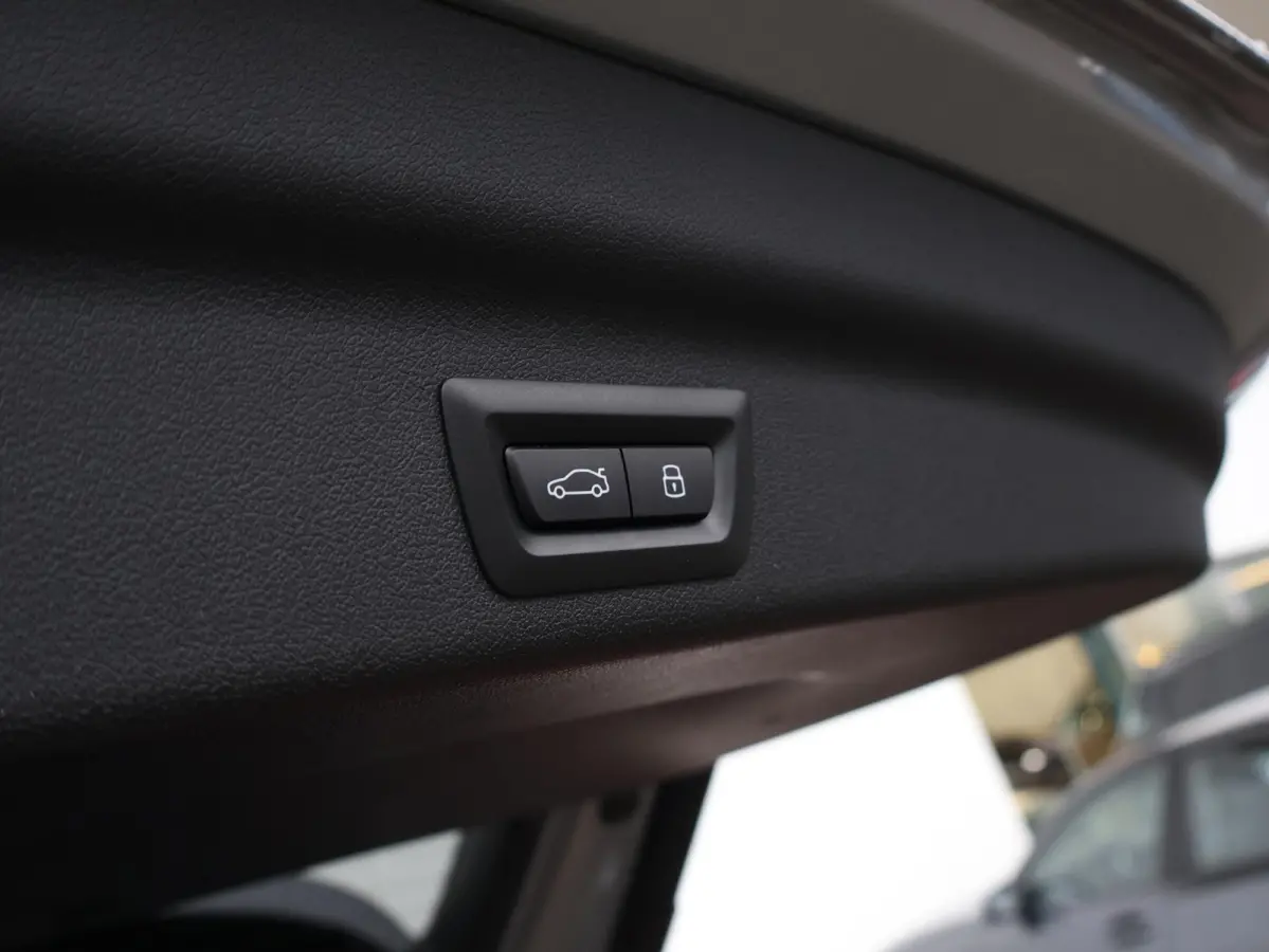 sDrive20i M Sportpakket/ Stuurwielrand verwarmd/ Comfort Access/ Achteruitrijcamera/ Panoramadak/ Sportstoelen/ Stoelverwarming/ Driving Assistant Plus /
