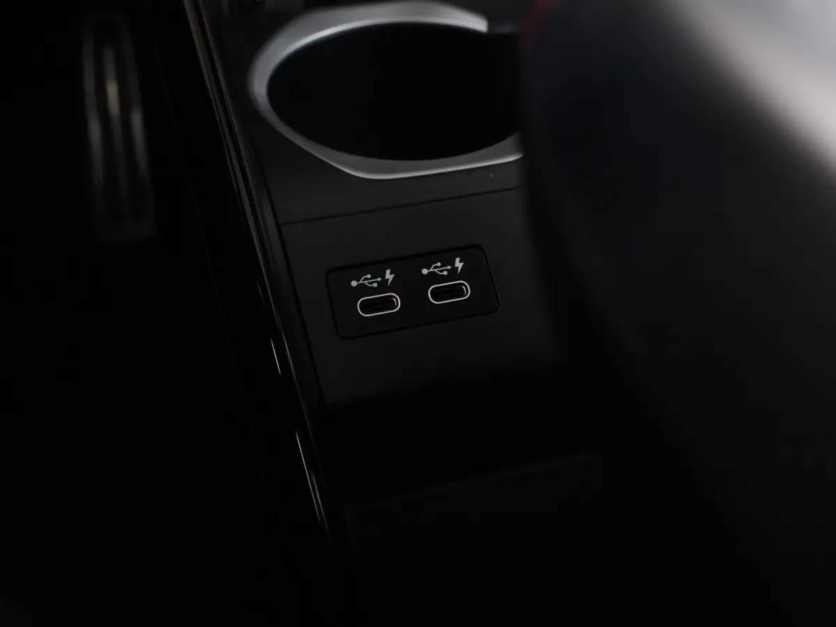 sDrive20i M Sportpakket/ Stuurwielrand verwarmd/ Comfort Access/ Achteruitrijcamera/ Panoramadak/ Sportstoelen/ Stoelverwarming/ Driving Assistant Plus /