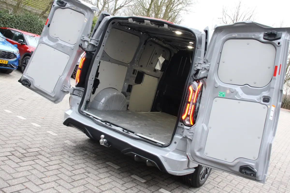 300 2.0 TDCI L1H1 MS-RT | NL-AUTO! | 1E EIGENAAR! | DIRECT RIJDEN! | WINTERPACK | TREKHAAK | CAMERA | DEALER OH! | STANDKACHEL | UNIEK!