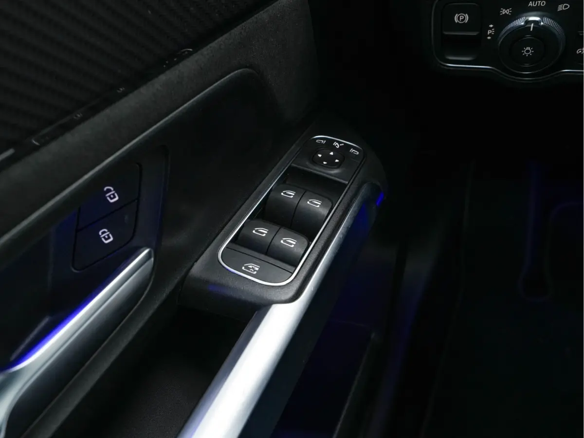 200 d ( VAN ) Premium AMG-SportPack Aut. *LEATHER-MICROFIBRE | FULL-LED | AMBIENT-LIGHT | WIDE-SCREEN-DIGICOCKPIT | HEATED-SPORTSEATS | KEYLESS | NAVI-FULLMAP | DAB+ | ECC | PDC | CRUISE | 1