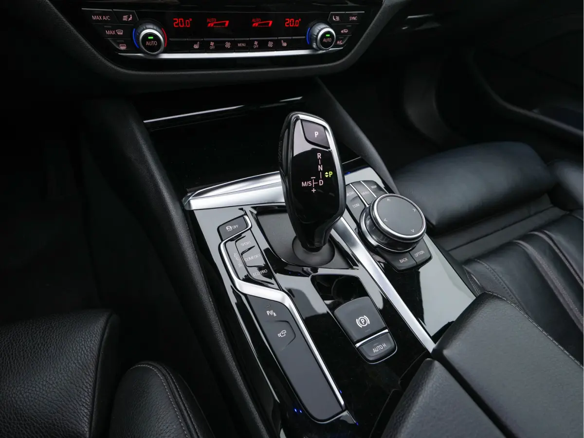 530d Sportline High Executive Aut. *PANO | LEATHER | FULL-LED | MEMORY-PACK | TOP-VIEW | HEATED-COMFORTSEATS | NAVI-FULLMAP | PRIVACY-GLASS | AMBIENT-LIGHT | ECC | CARPLAY | PDC | TOWBAR | S
