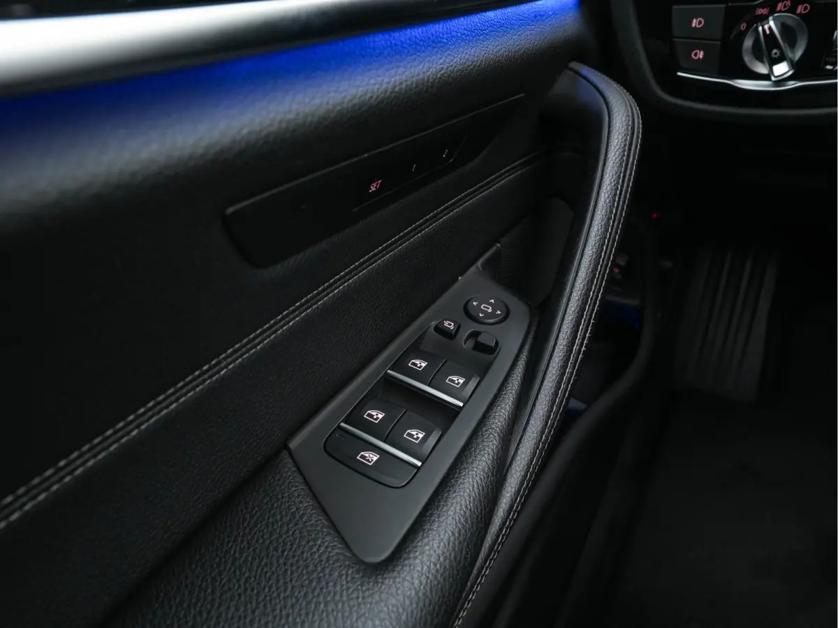 530d Sportline High Executive Aut. *PANO | LEATHER | FULL-LED | MEMORY-PACK | TOP-VIEW | HEATED-COMFORTSEATS | NAVI-FULLMAP | PRIVACY-GLASS | AMBIENT-LIGHT | ECC | CARPLAY | PDC | TOWBAR | S