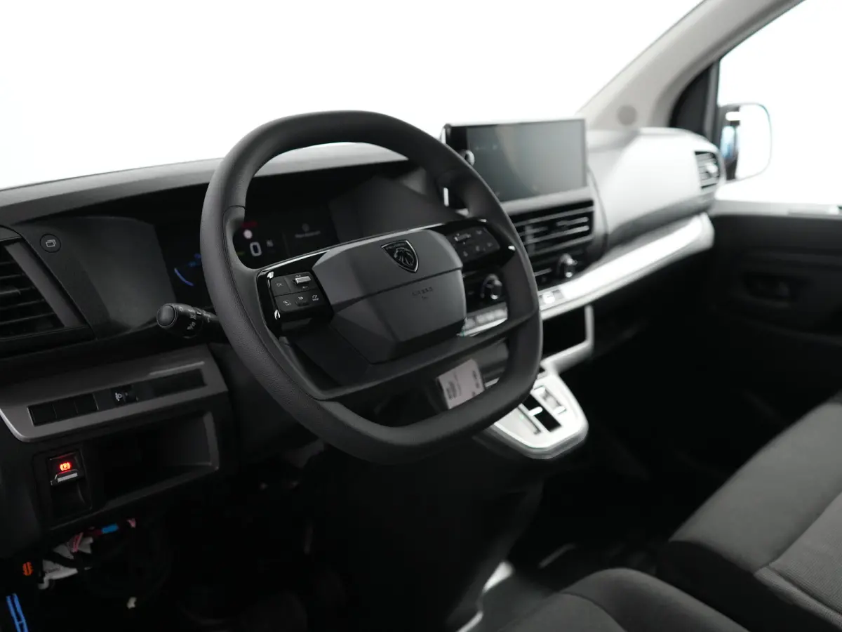 L3 75kWh | 16" stalen velgen | ECall: Peugeot Connect SOS & Assistance | Elektrisch bedienbare en verwarmbare buitenspiegels