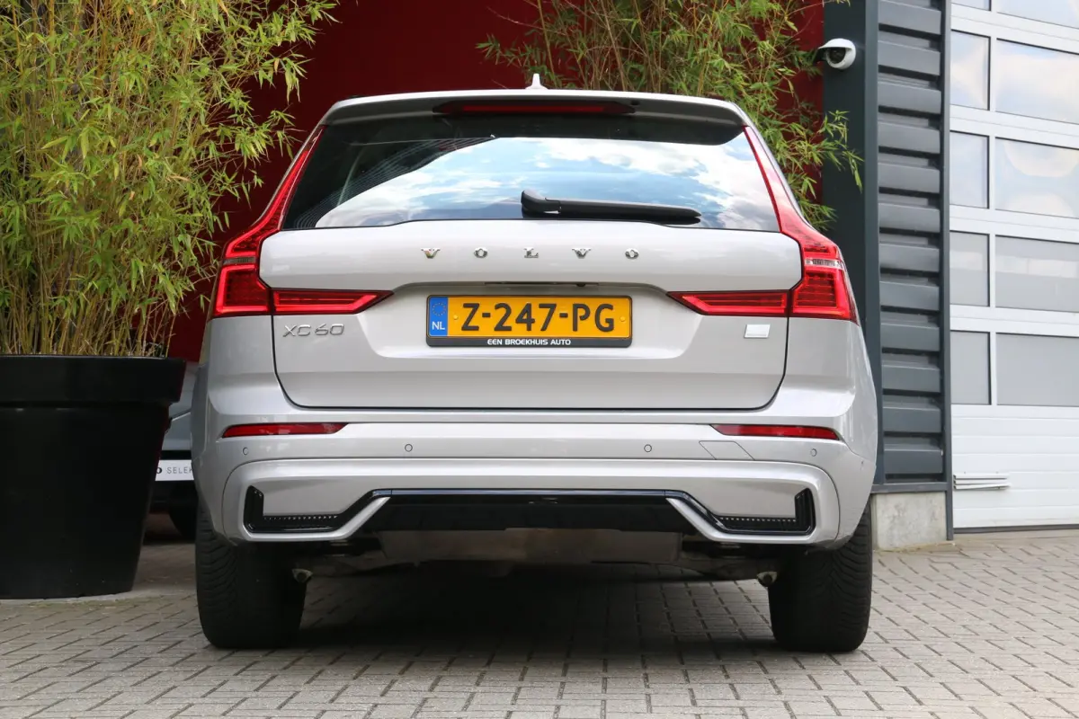 2.0 T6 Plug-in hybrid AWD Plus Dark | Trekhaak | 360 Camera | Panoramadak | Memory | Pilot Assist