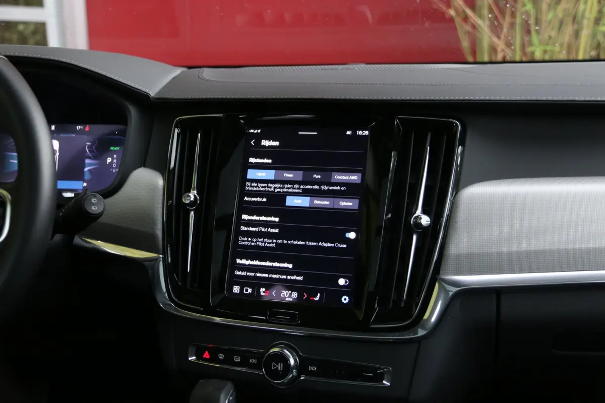 2.0 T6 Plug-in hybrid AWD Ultra Dark | Luchtvering | Trekhaak | 360 Camera | Pilot Assist | Panoramadak | Harman/Kardon