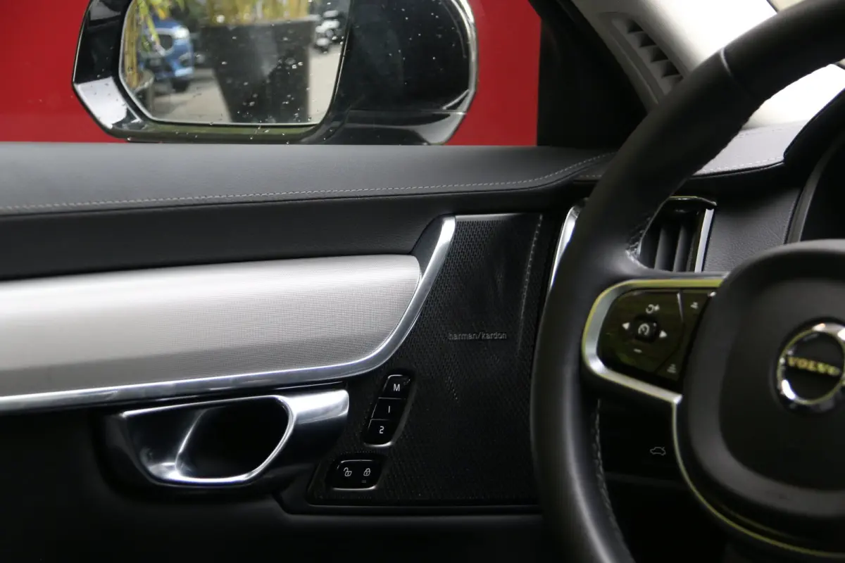 2.0 T6 Plug-in hybrid AWD Ultra Dark | Luchtvering | Trekhaak | 360 Camera | Pilot Assist | Panoramadak | Harman/Kardon