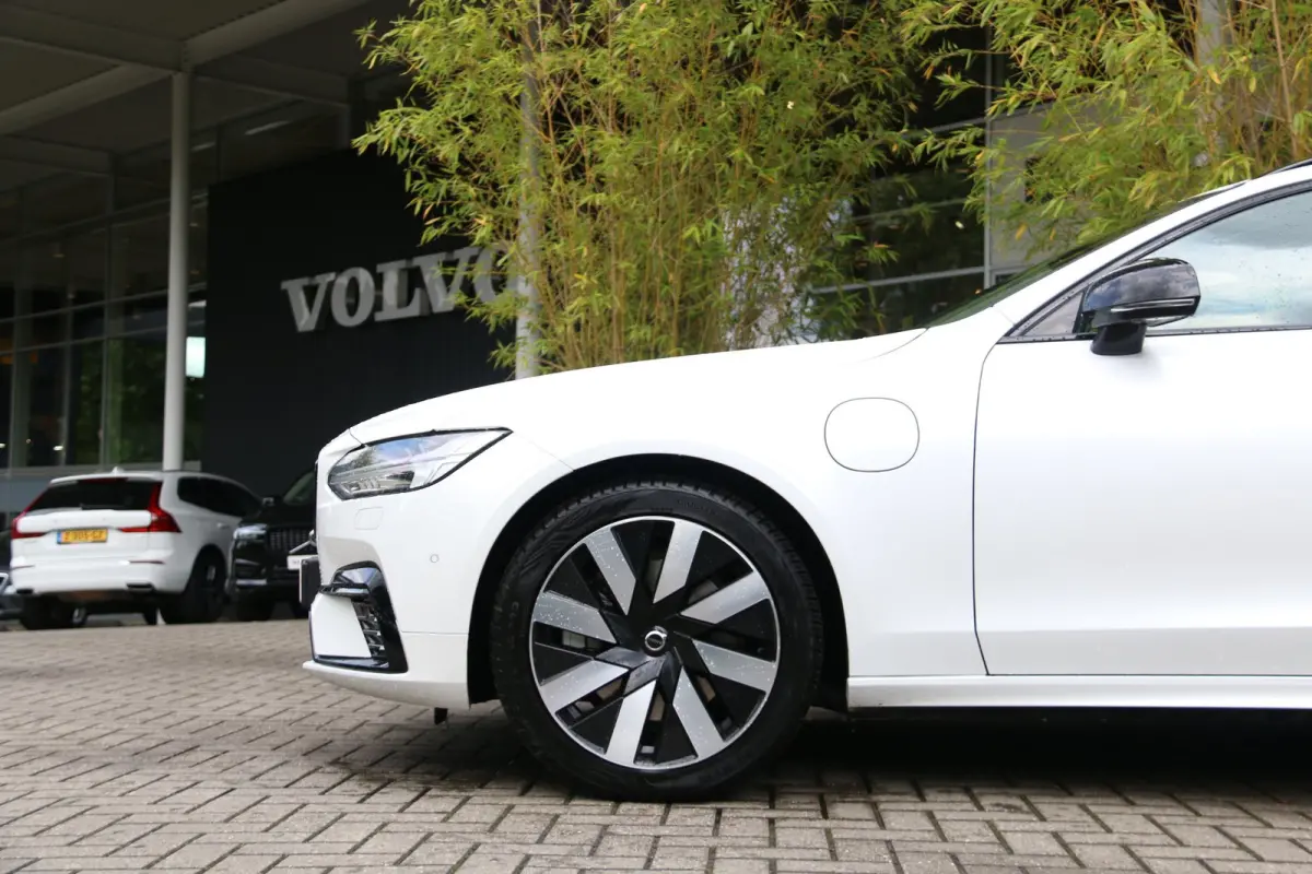 2.0 T6 Plug-in hybrid AWD Ultra Dark | Luchtvering | Trekhaak | 360 Camera | Pilot Assist | Panoramadak | Harman/Kardon