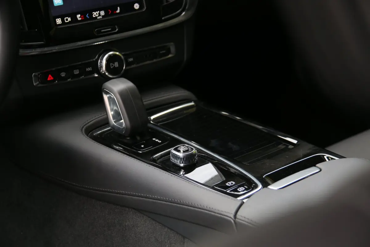 2.0 T6 Plug-in hybrid AWD Ultra Dark | Luchtvering | Trekhaak | 360 Camera | Pilot Assist | Panoramadak | Harman/Kardon
