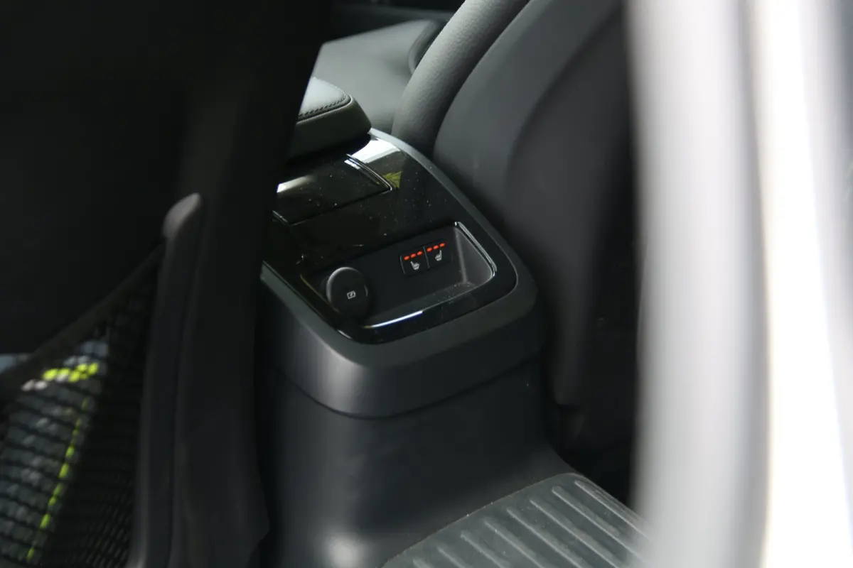 2.0 T6 Plug-in hybrid AWD Ultra Dark | Luchtvering | Trekhaak | 360 Camera | Pilot Assist | Panoramadak | Harman/Kardon