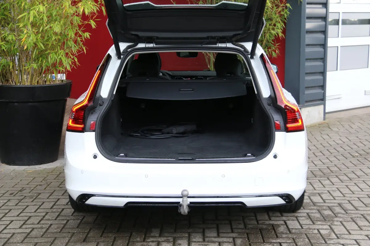 2.0 T6 Plug-in hybrid AWD Ultra Dark | Luchtvering | Trekhaak | 360 Camera | Pilot Assist | Panoramadak | Harman/Kardon