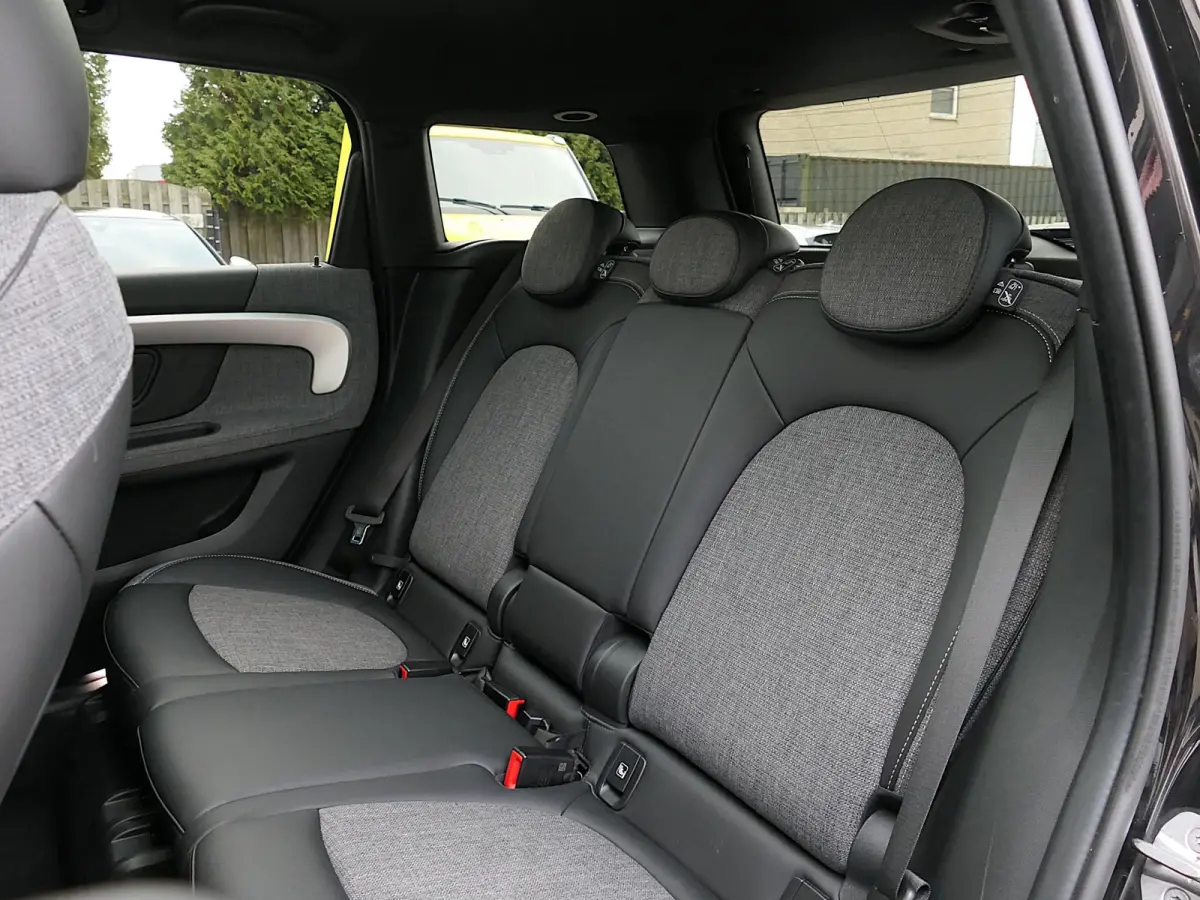 2.0 Cooper S ALL4 John Cooper Works | Panoramadak | Digitaal Dashboard | ACC | Head-up display | Achteruitrijcamera | Achterlicht britse vlag | Apple-/Android Carplay | Half leder
