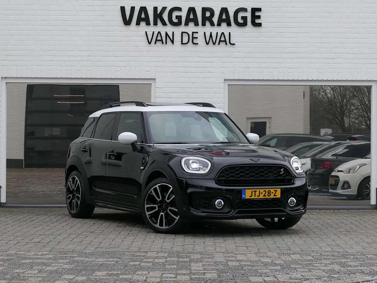 2.0 Cooper S ALL4 John Cooper Works | Panoramadak | Digitaal Dashboard | ACC | Head-up display | Achteruitrijcamera | Achterlicht britse vlag | Apple-/Android Carplay | Half leder