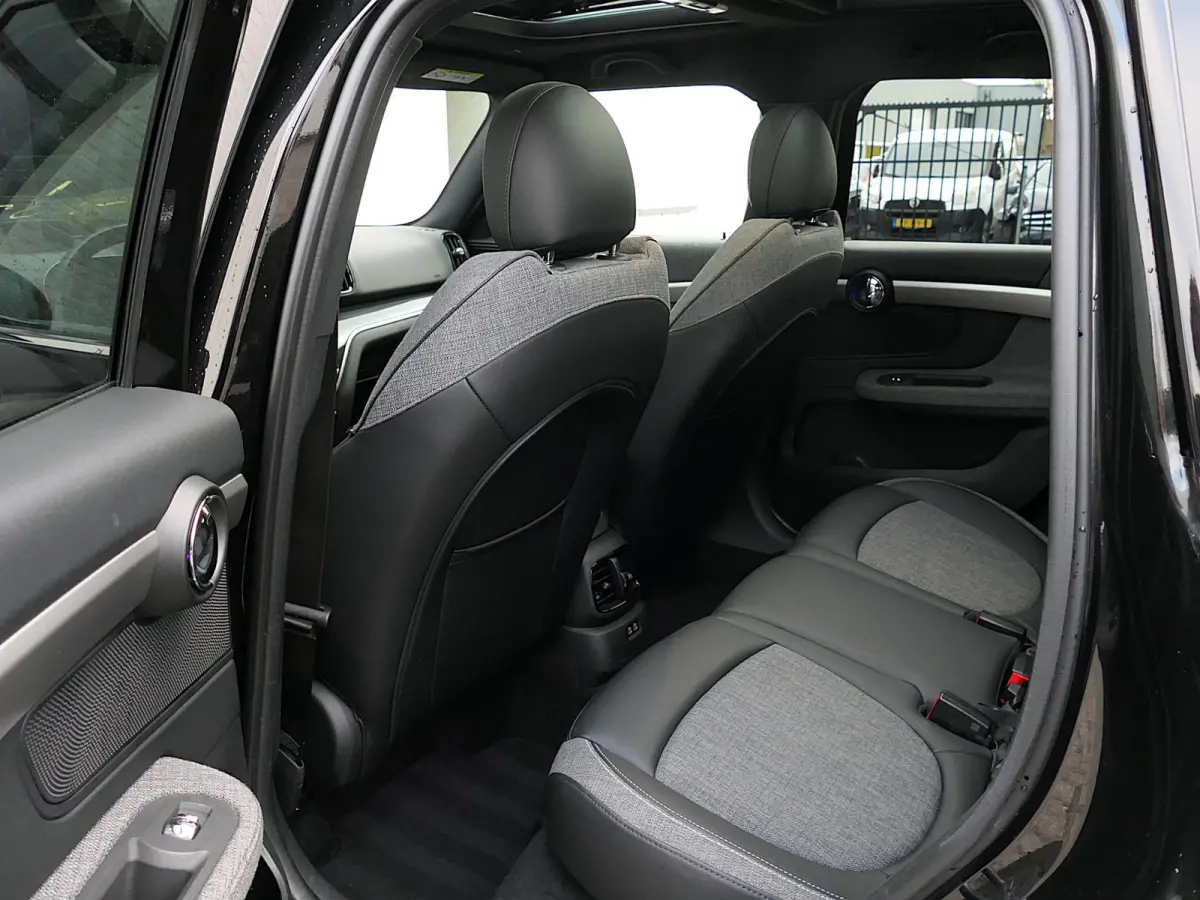 2.0 Cooper S ALL4 John Cooper Works | Panoramadak | Digitaal Dashboard | ACC | Head-up display | Achteruitrijcamera | Achterlicht britse vlag | Apple-/Android Carplay | Half leder