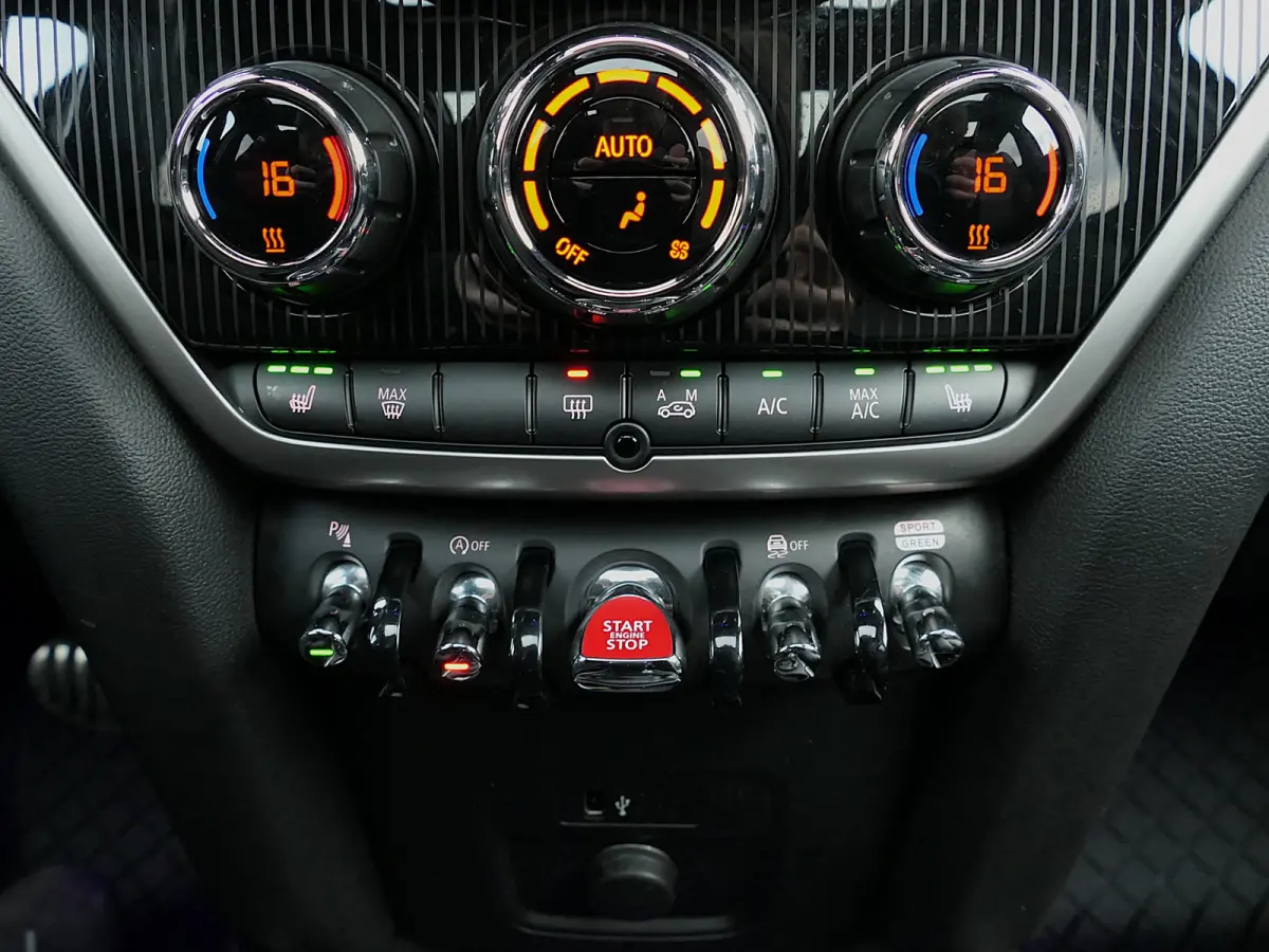 2.0 Cooper S ALL4 John Cooper Works | Panoramadak | Digitaal Dashboard | ACC | Head-up display | Achteruitrijcamera | Achterlicht britse vlag | Apple-/Android Carplay | Half leder