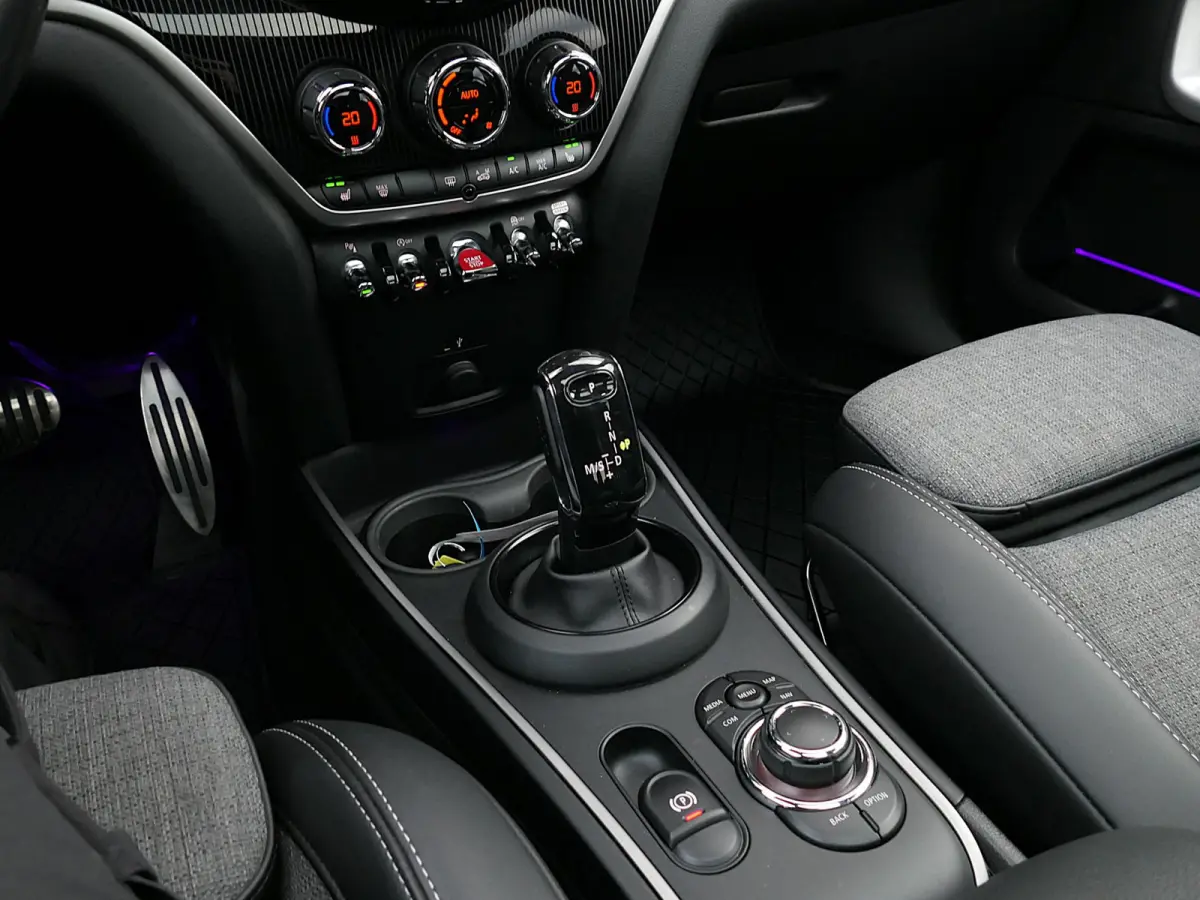 2.0 Cooper S ALL4 John Cooper Works | Panoramadak | Digitaal Dashboard | ACC | Head-up display | Achteruitrijcamera | Achterlicht britse vlag | Apple-/Android Carplay | Half leder