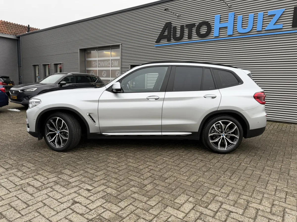 sDrive20i High Executive xLine Panoramadak Trekhaak Lederen interieur Achteruitrijcamera Stuurwielverwarming