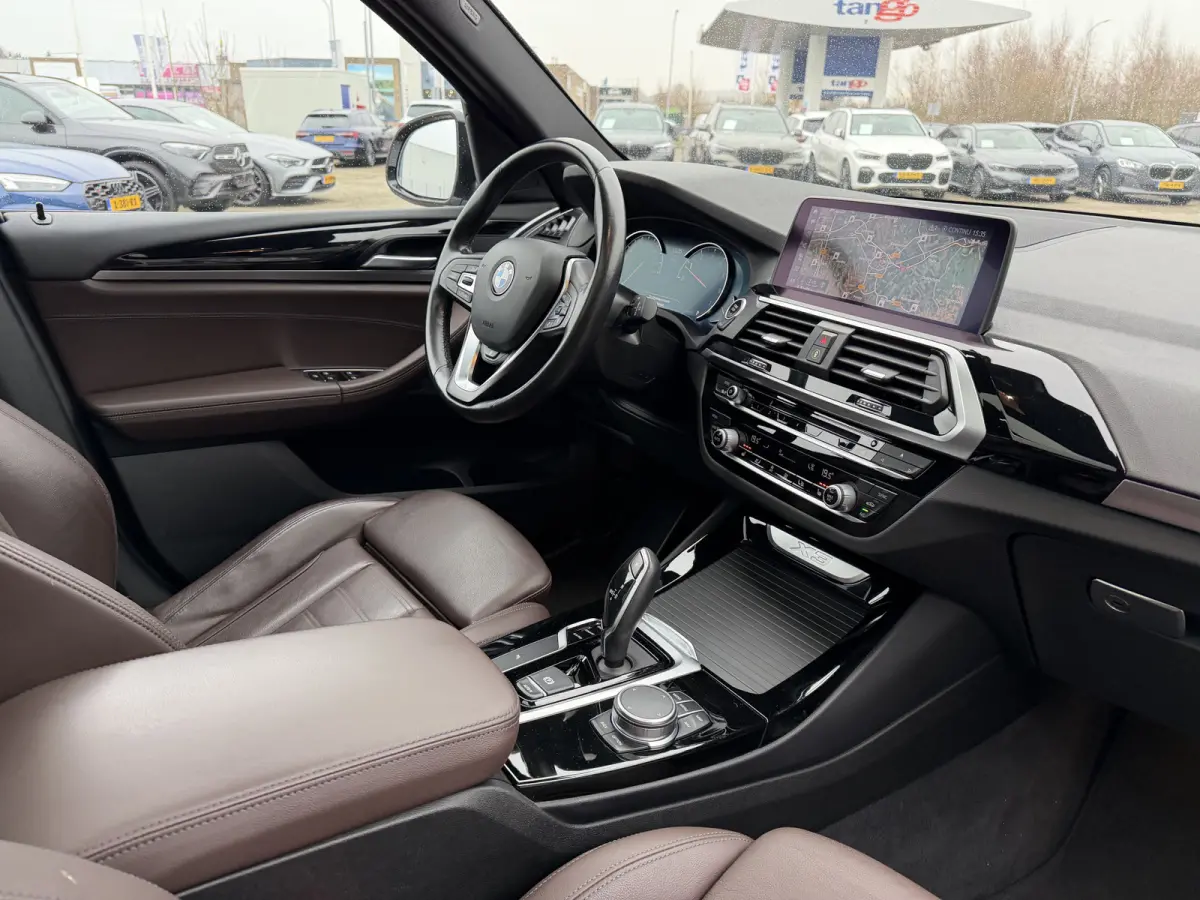 sDrive20i High Executive xLine Panoramadak Trekhaak Lederen interieur Achteruitrijcamera Stuurwielverwarming