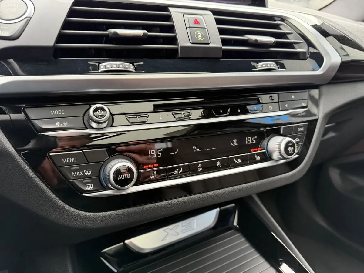 sDrive20i High Executive xLine Panoramadak Trekhaak Lederen interieur Achteruitrijcamera Stuurwielverwarming