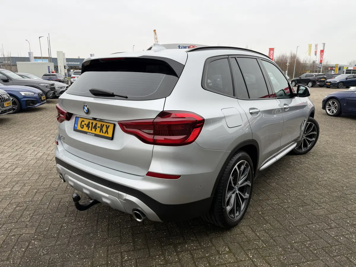 sDrive20i High Executive xLine Panoramadak Trekhaak Lederen interieur Achteruitrijcamera Stuurwielverwarming