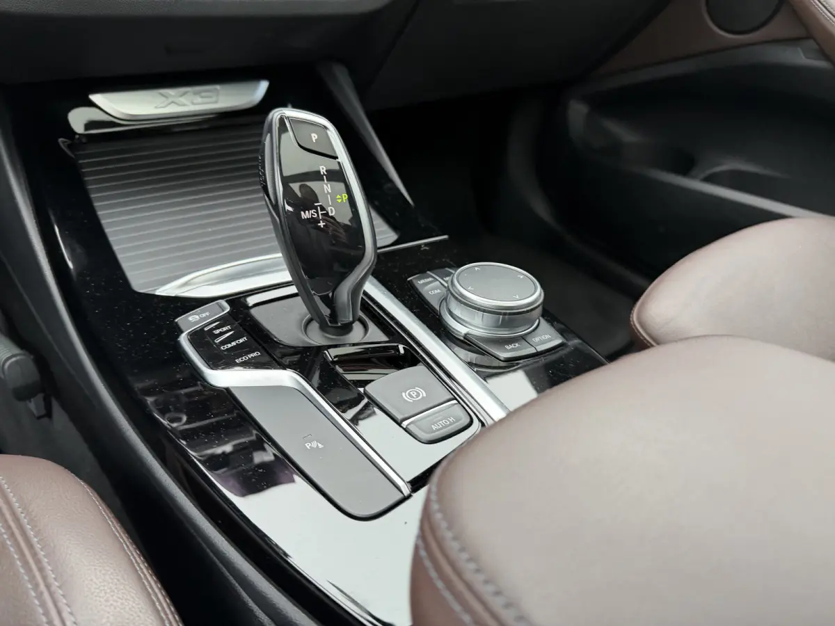 sDrive20i High Executive xLine Panoramadak Trekhaak Lederen interieur Achteruitrijcamera Stuurwielverwarming