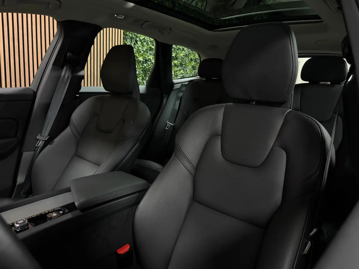 T6 AWD Recharge Ultra Dark | Head-Up Display | Harman Kardon | Adaptieve Cruise Control | Stoelverwarming voor+Achter | Stuurwielverwarming | Full LED Meesturende koplampen | Pilot Assist | 
