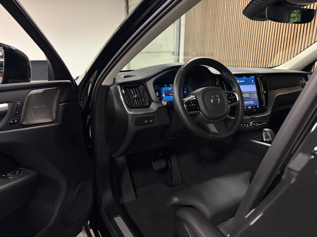 T6 AWD Recharge Ultra Dark | Head-Up Display | Harman Kardon | Adaptieve Cruise Control | Stoelverwarming voor+Achter | Stuurwielverwarming | Full LED Meesturende koplampen | Pilot Assist | 