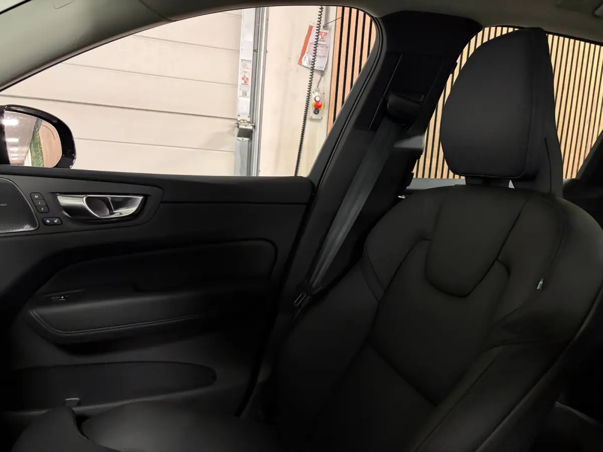 T6 AWD Recharge Ultra Dark | Head-Up Display | Harman Kardon | Adaptieve Cruise Control | Stoelverwarming voor+Achter | Stuurwielverwarming | Full LED Meesturende koplampen | Pilot Assist | 