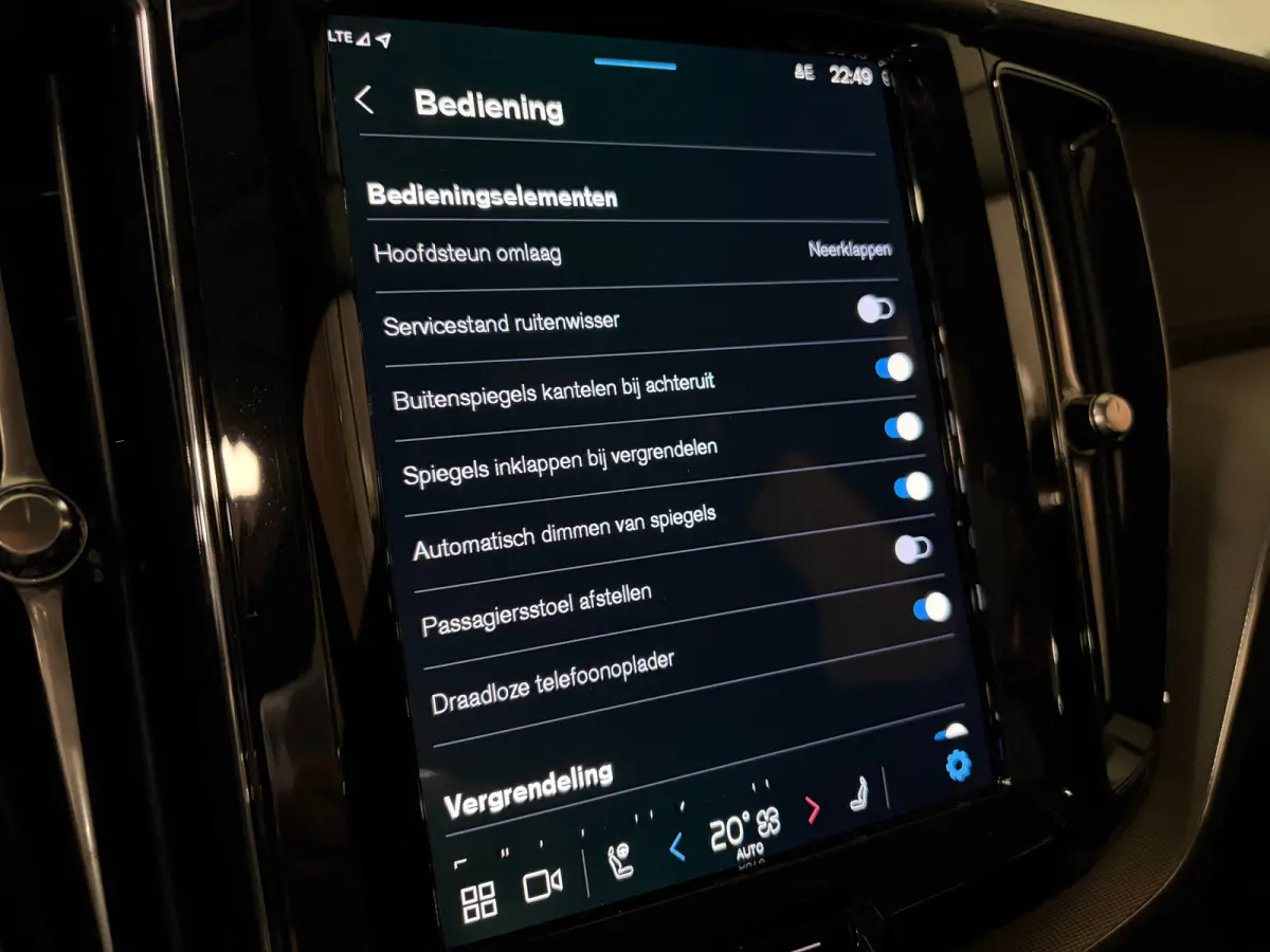 T6 AWD Recharge Ultra Dark | Head-Up Display | Harman Kardon | Adaptieve Cruise Control | Stoelverwarming voor+Achter | Stuurwielverwarming | Full LED Meesturende koplampen | Pilot Assist | 